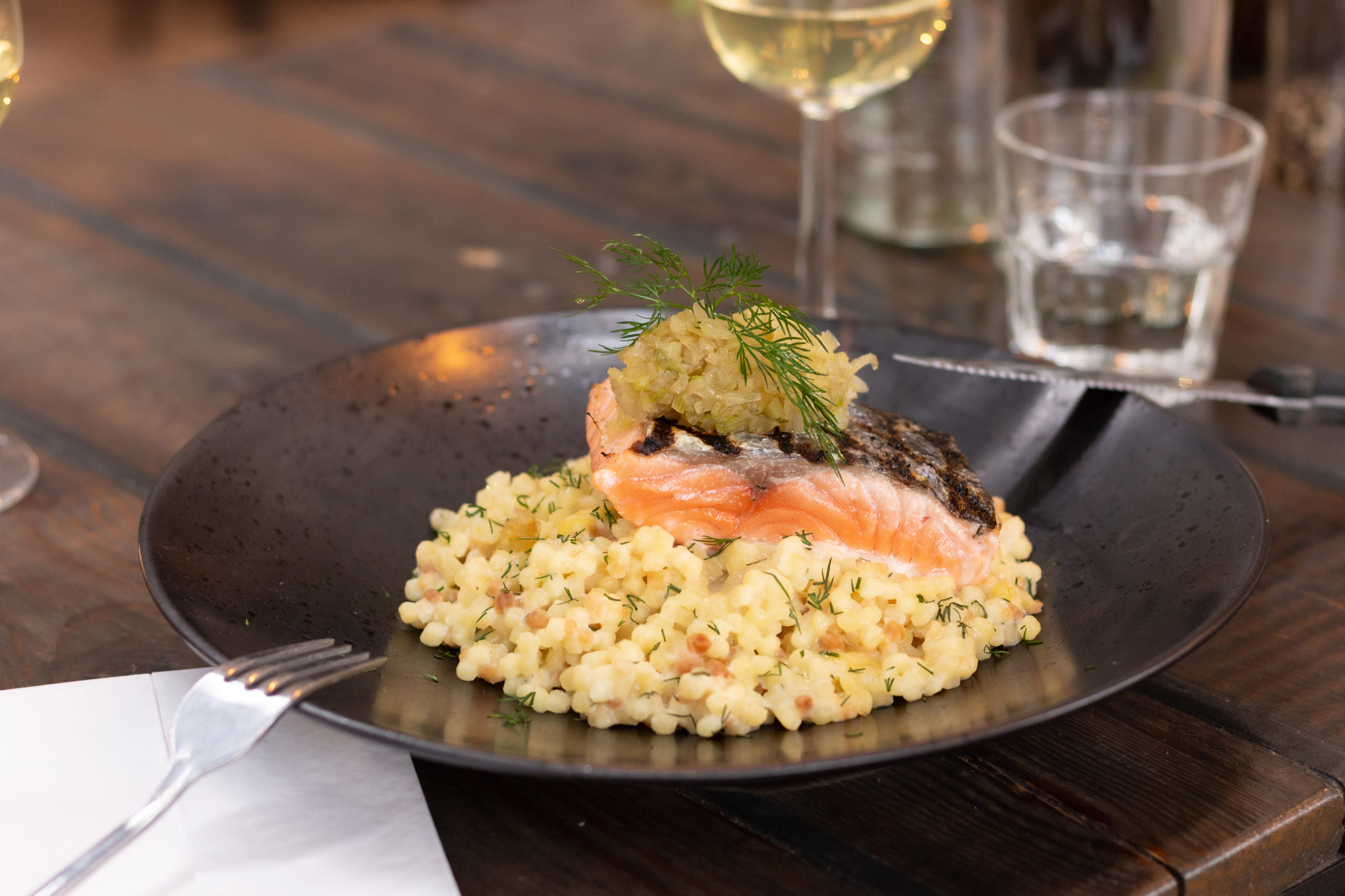 08.12.2021 | Gegrilde zalmfilet met fregola pasta 01 (Fles&Mes)