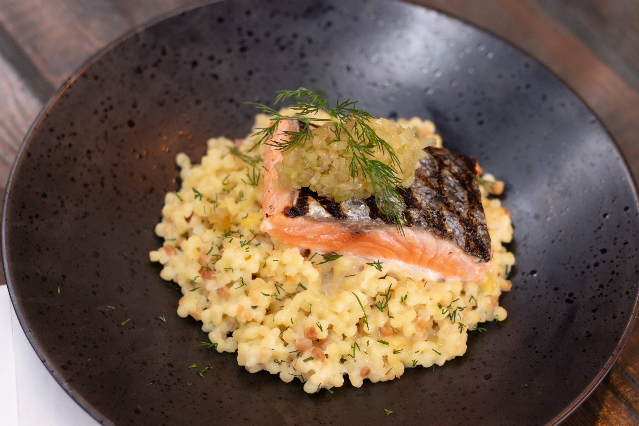 08.12.2021 | Gegrilde zalmfilet met fregola pasta 02 (Fles&Mes)