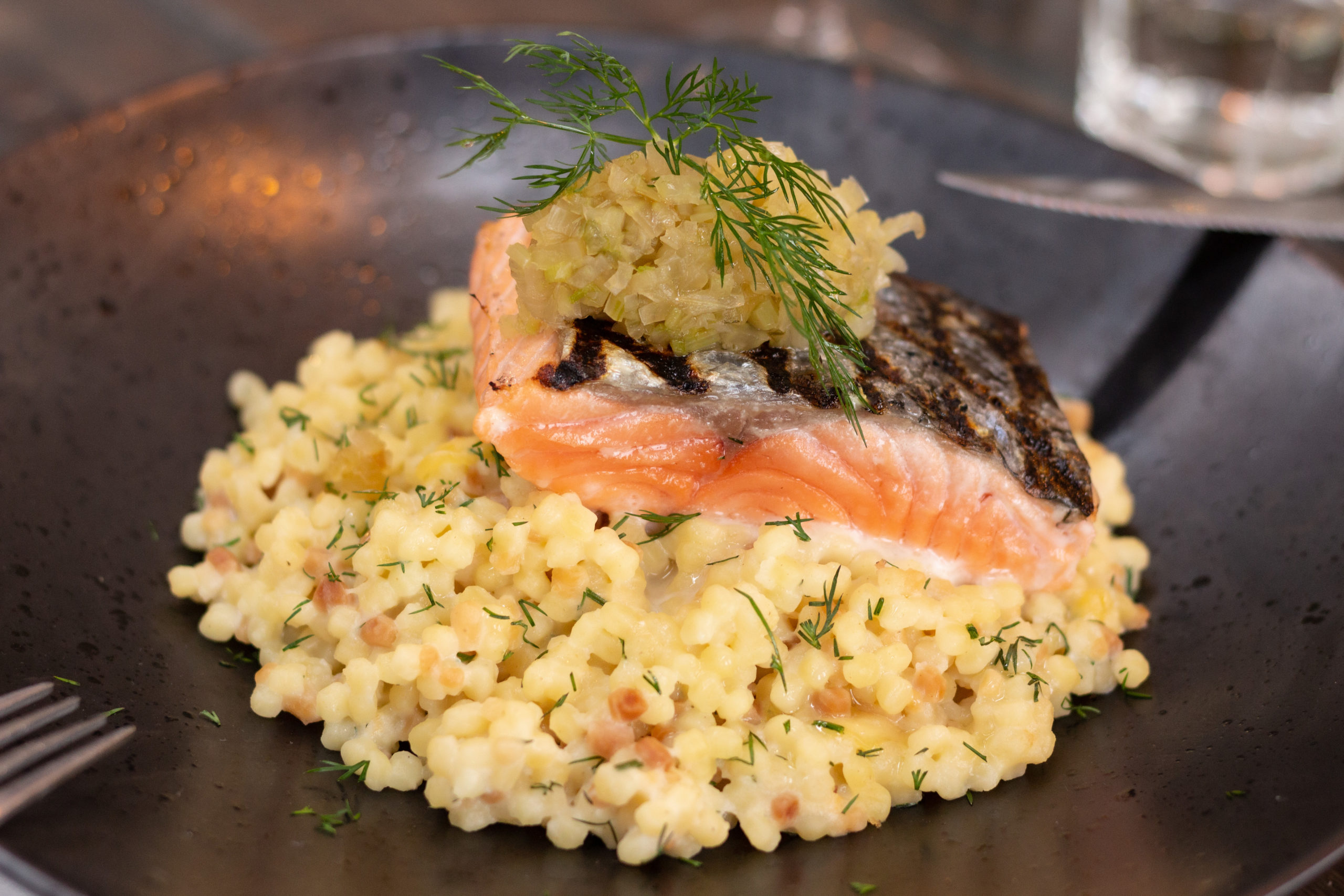 08.12.2021 | Gegrilde zalmfilet met fregola pasta 03 (Fles&Mes)
